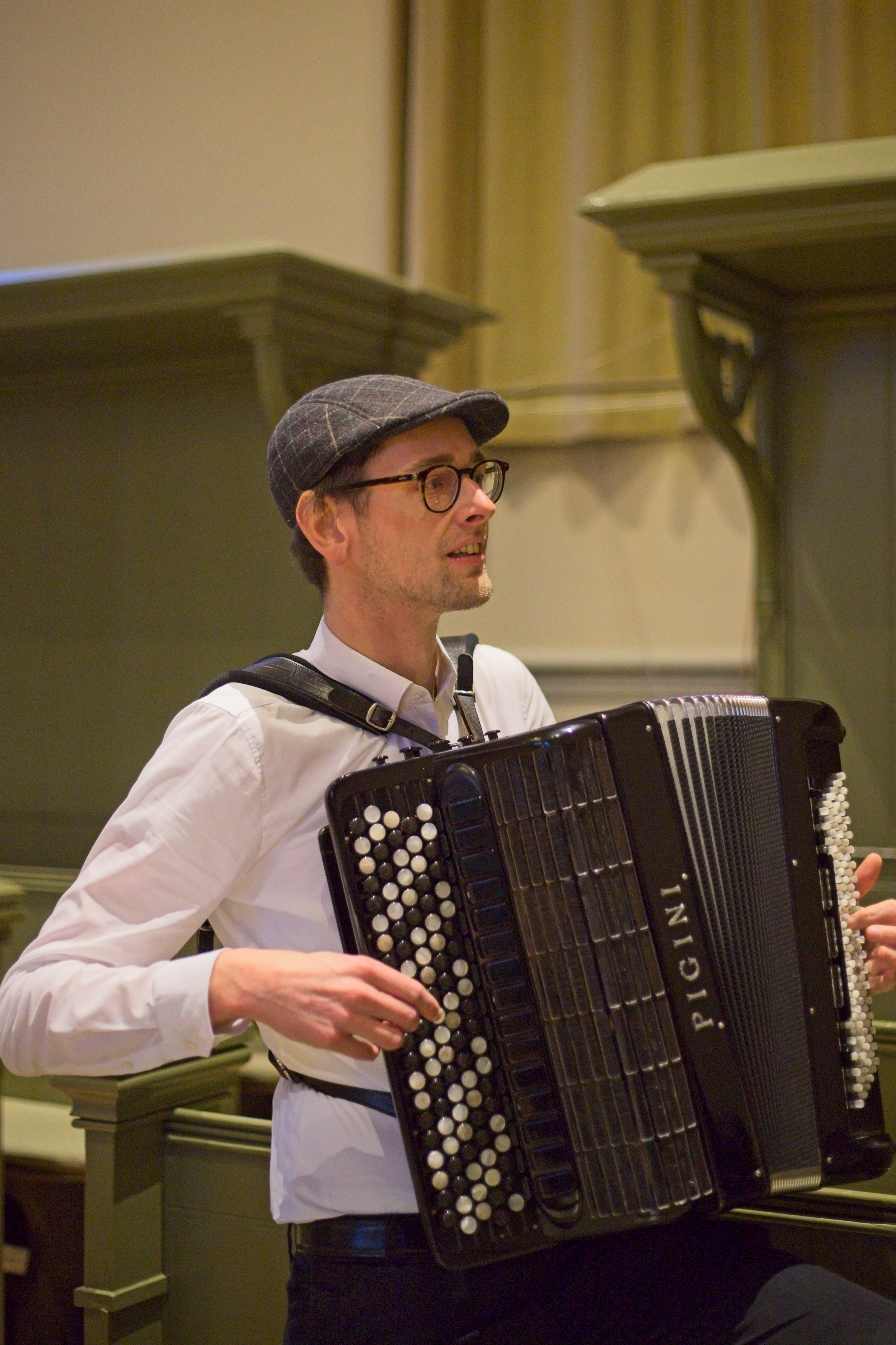 Aldert Prast speelt accordeon tijdens een concert